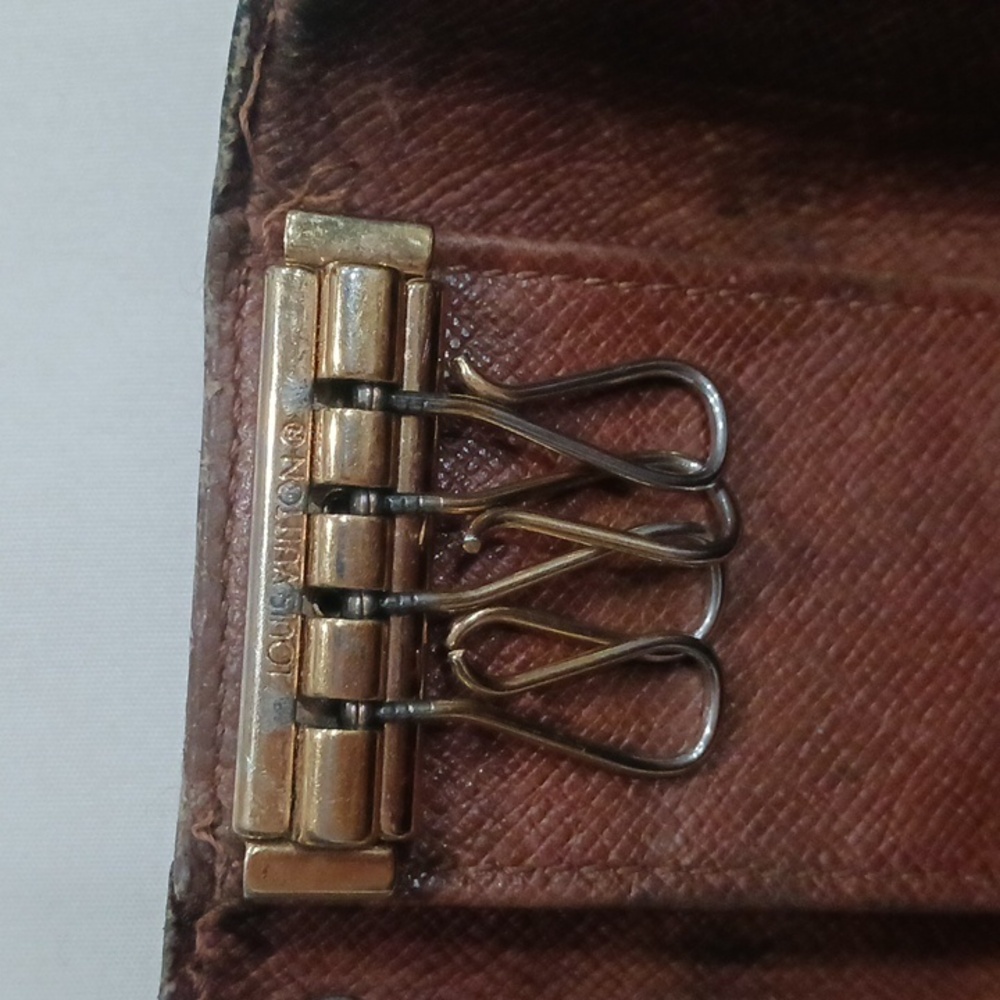Louis Vuitton Brown and Gold Monogram Key Case - Picture 14 of 14